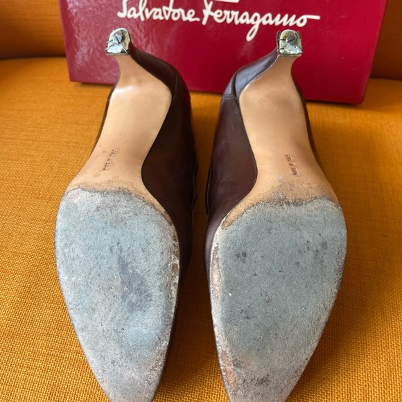 VINTAGE FERRAGAMO BROWN LOGO PUMPS - Picture 12 of 12